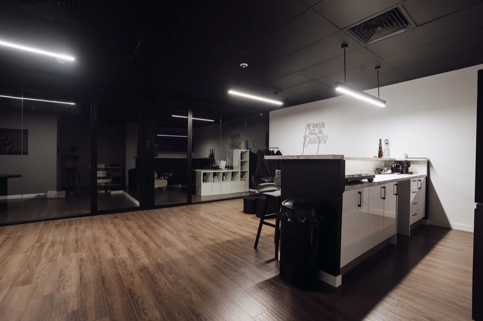 Kitchen and bench in the prep area